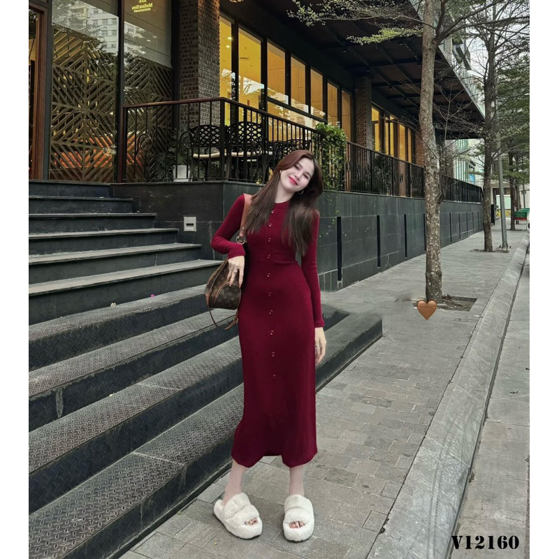 Váy body len tăm khuy đỏ