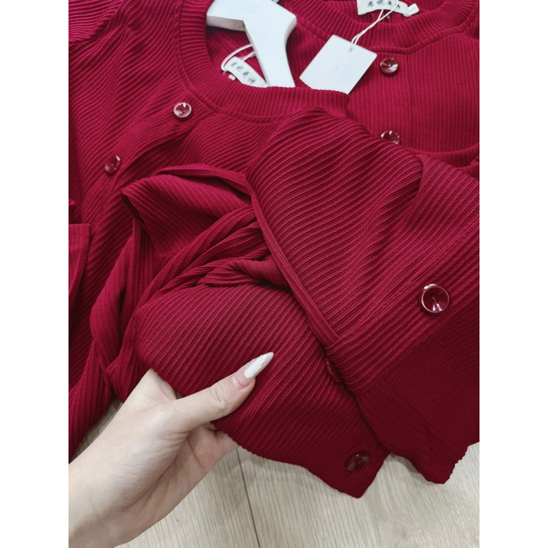Váy body len tăm khuy đỏ