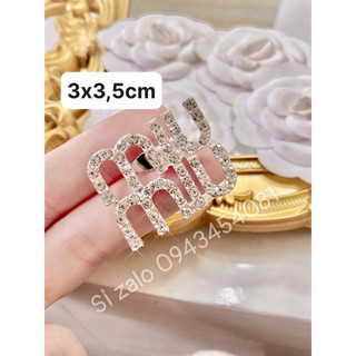 Tag trâm ghim cài áo chữ M siêu sáng shop tự chụp