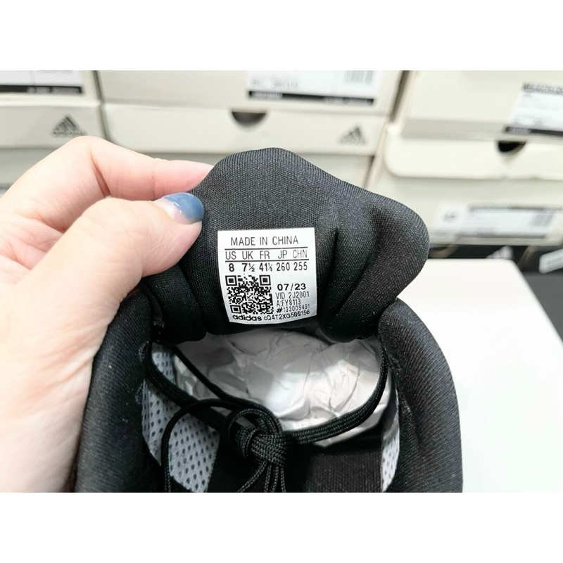 - Giày thể thao sneakers Adidas FY8113, đi cực kỳ êm chân, phù hợp với mọi loại quần, mọi công việc