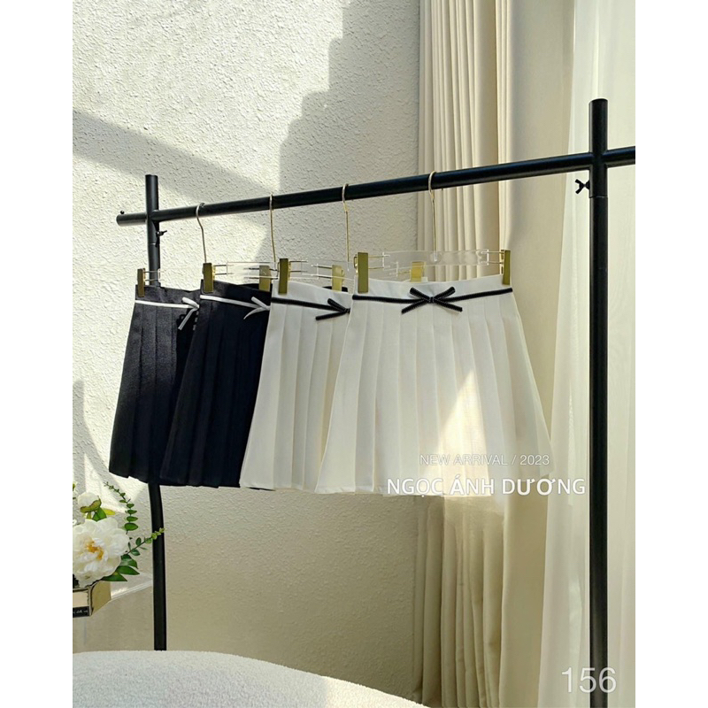 Set len gạo hàn có độn vai. Tang nơ đá nhung cài đẹp . Chân váy dạ xếp ly