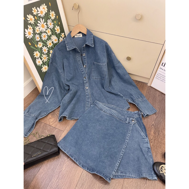 Set jean xanh áo sơ mi rộng kèm quần giả váy vạt chéo
