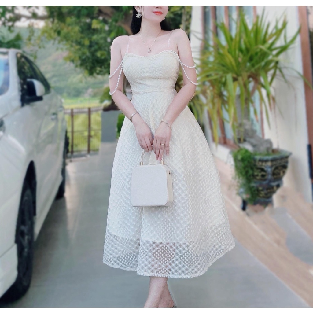 ĐẦM CAO CẤP REN HỌA TIẾT KẺ Ô KẾT HỢP CHUỖI NGỌC RỚT VAI. MÀU KEM