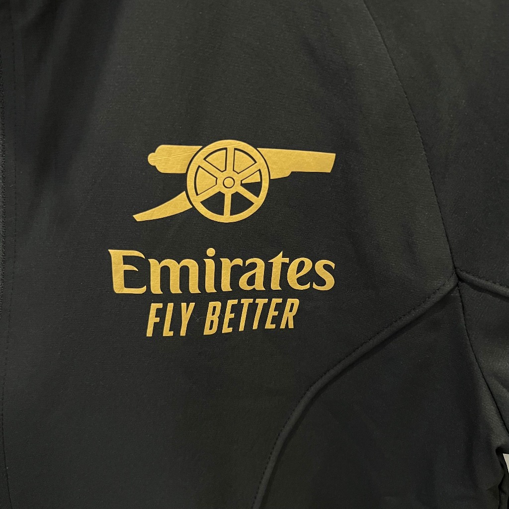 Áo khoác ARSENAL 2023  đen sọc vàng dài tay logo cây súng vải gió trượt nước, chống nắng