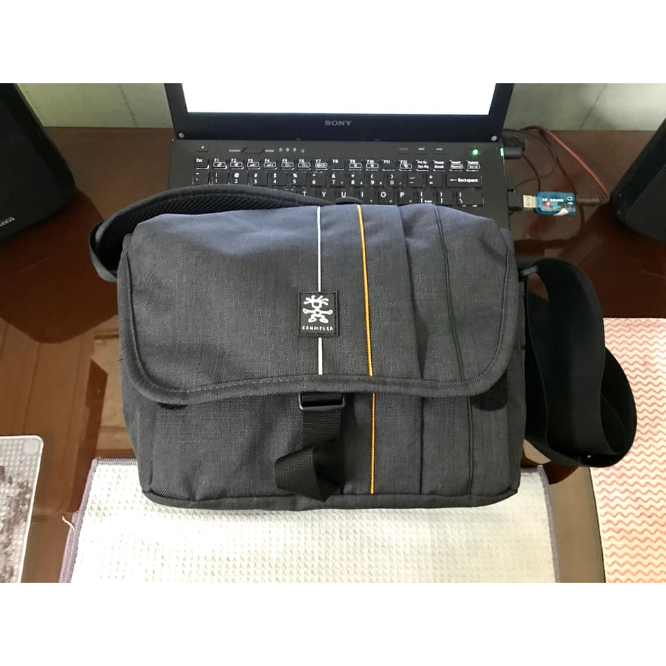 Túi máy ảnh đeo chéo Crumpler Jackpack 9000 size đại có ngăn đựng laptop vải chống nước