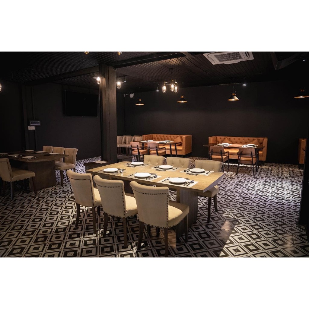 Bàn ăn Living Stone