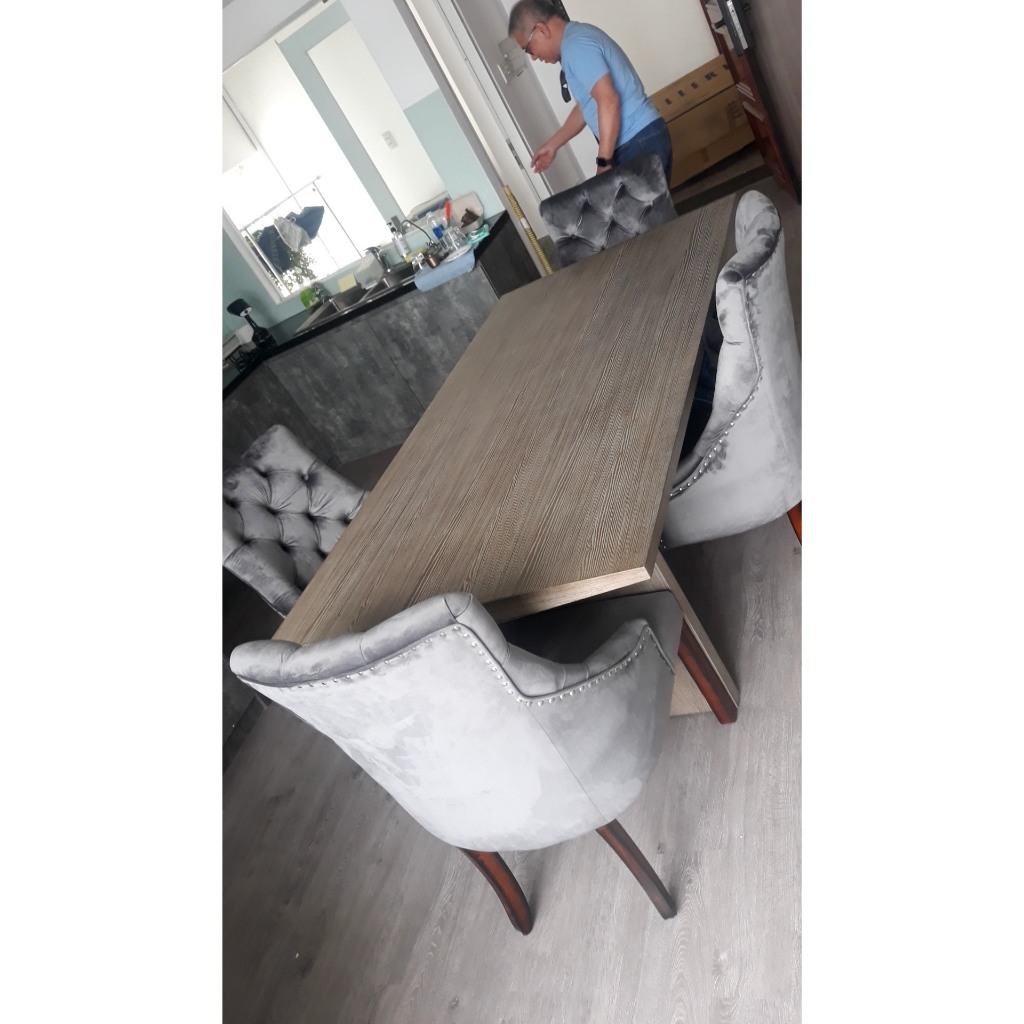 Bàn ăn Living Stone