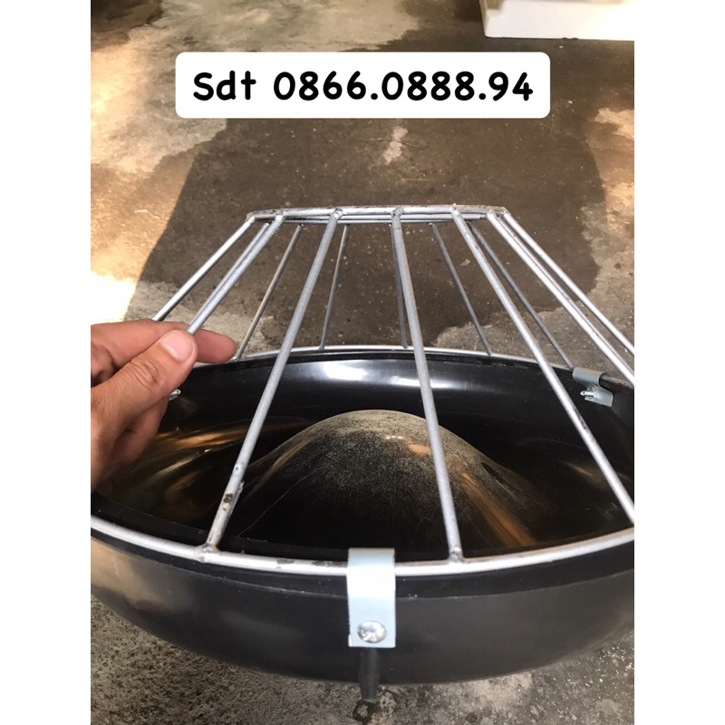 Máng cho gà ăn chống bới.