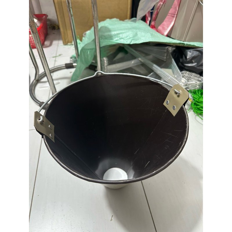 Phễu cắt tiết gà ngan vịt bằng tôn cao 27cm x 25cm x 7cm