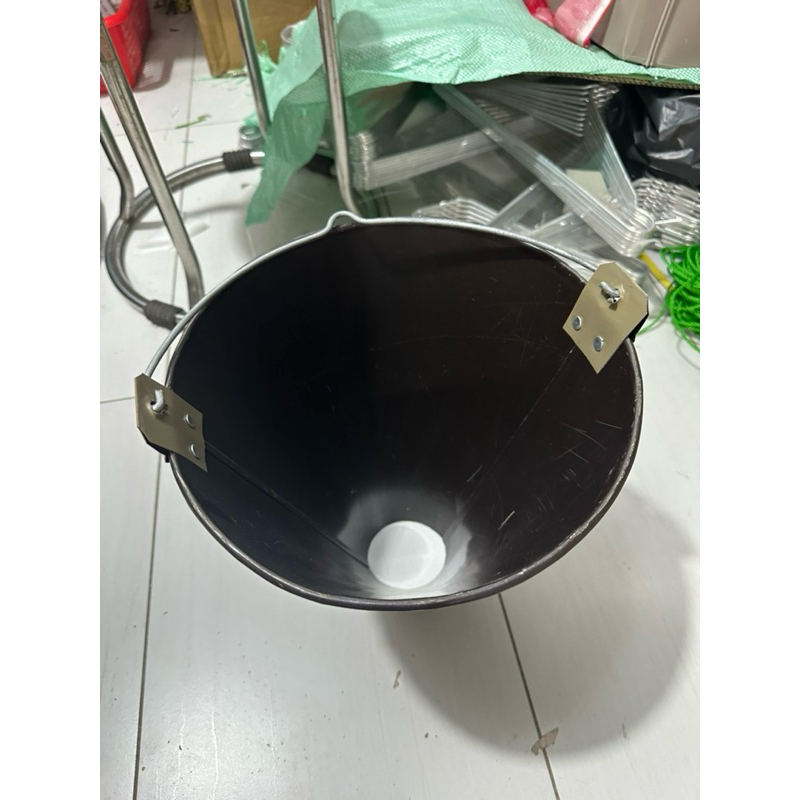 Phễu cắt tiết gà ngan vịt bằng tôn cao 27cm x 25cm x 7cm