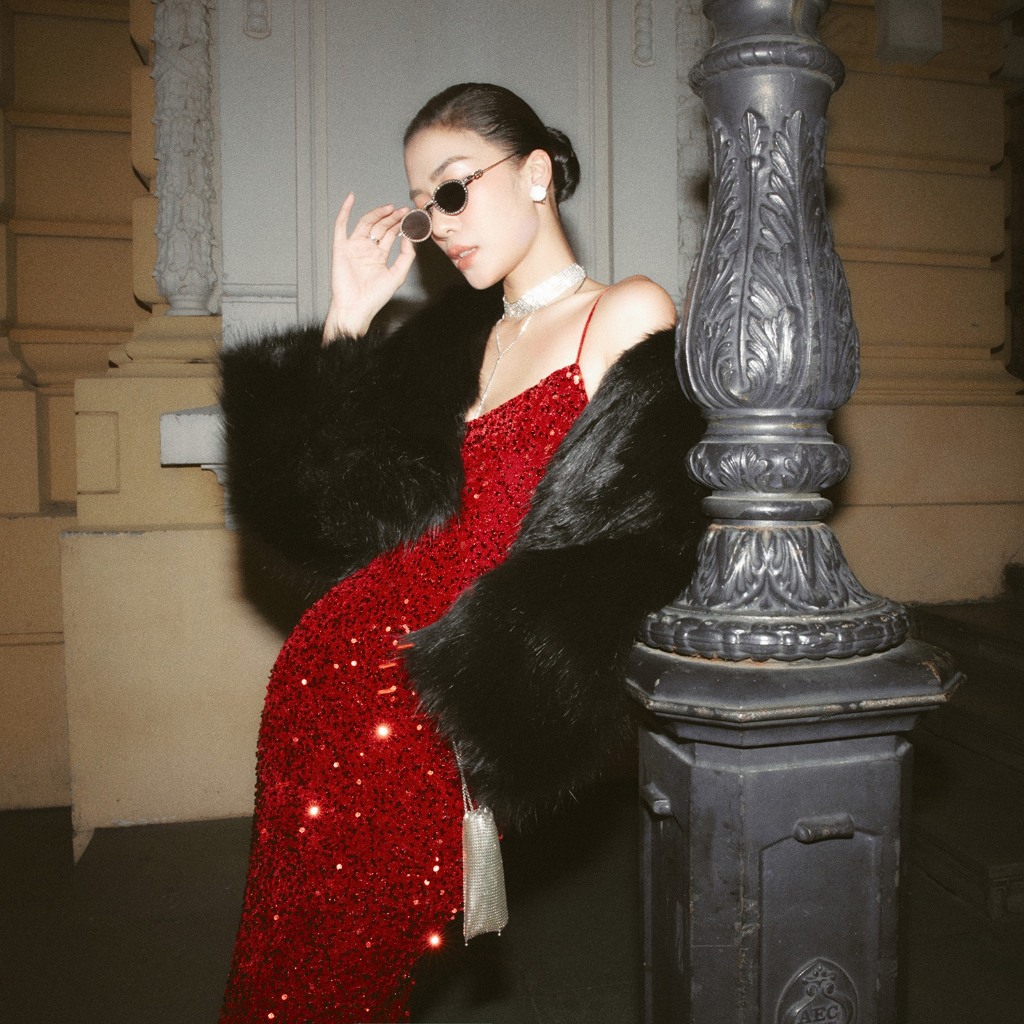 REINA – NICOLE FAUX FUR COAT- CLARET SEQUINED STRETCH- VELVET GOWN