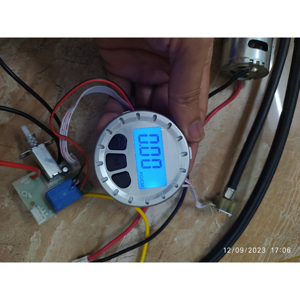 Đồng hồ đo áp suất máy bơm điện 12v cho ôtô, xe máy