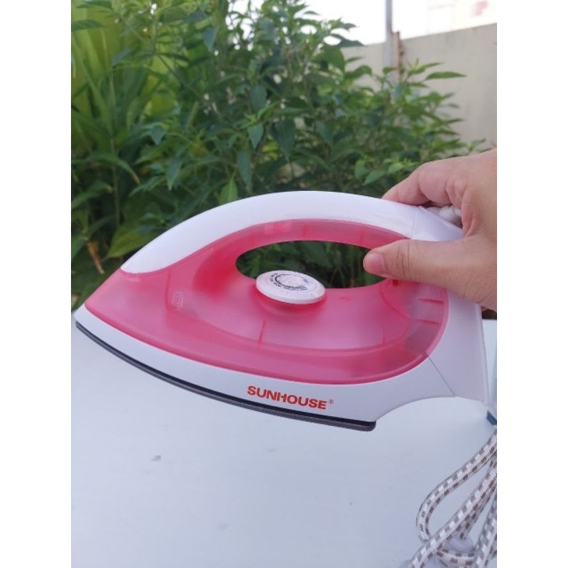 Bàn ủi khô Sunhouse Shd1072 nhỏ gọn xài bền