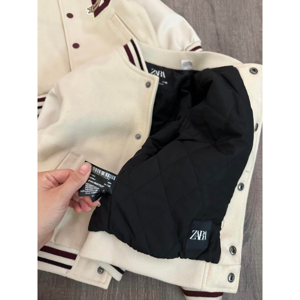 Áo khoác bomber B chữ thêu tròn sau cho bé zxr