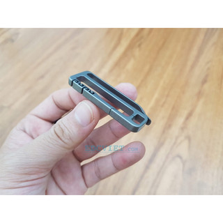 Móc khoá titanium gài thắt lưng