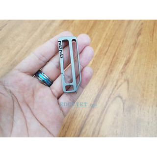 Móc khoá titanium gài thắt lưng