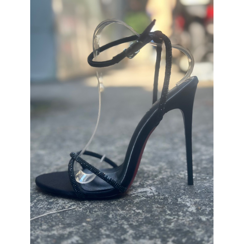 Sandal cao gót dây đá đen mũi tròn 11p