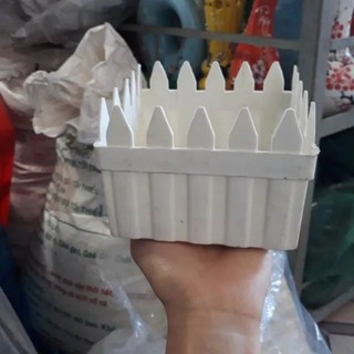 Chậu nhựa hàng rào