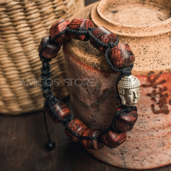 Vòng tay phong thủy handmade sưa đỏ charm Phật Bạc