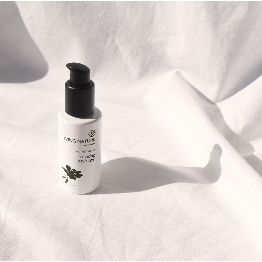 Lotion dưỡng ẩm da dầu mụn Living Nature Balancing Day Lotion