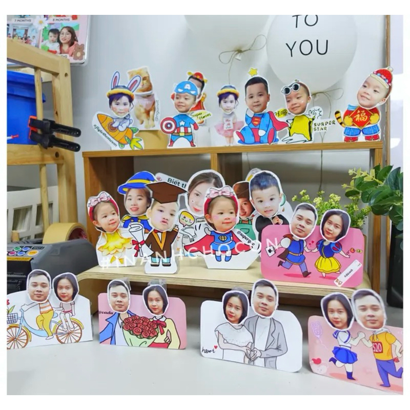 Mô hình standee lắc đầu ghép mặt in theo yêu cầu chạy bằng pin