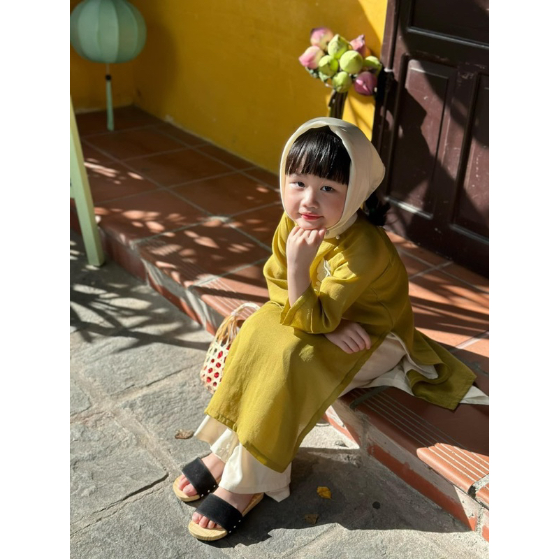 Áo dài tơ vàng hoa nổi kèm khăn bé gái