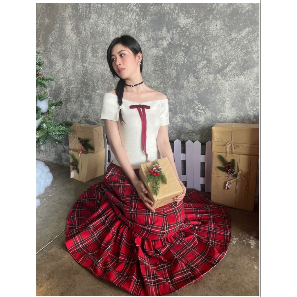 Set Đồ Nữ Noel Tiểu Thư, Set Áo Thun Bông Màu Trắng Kèm Chân Váy Dài Caro Đỏ  - ĐIỆU BOUTIQUE