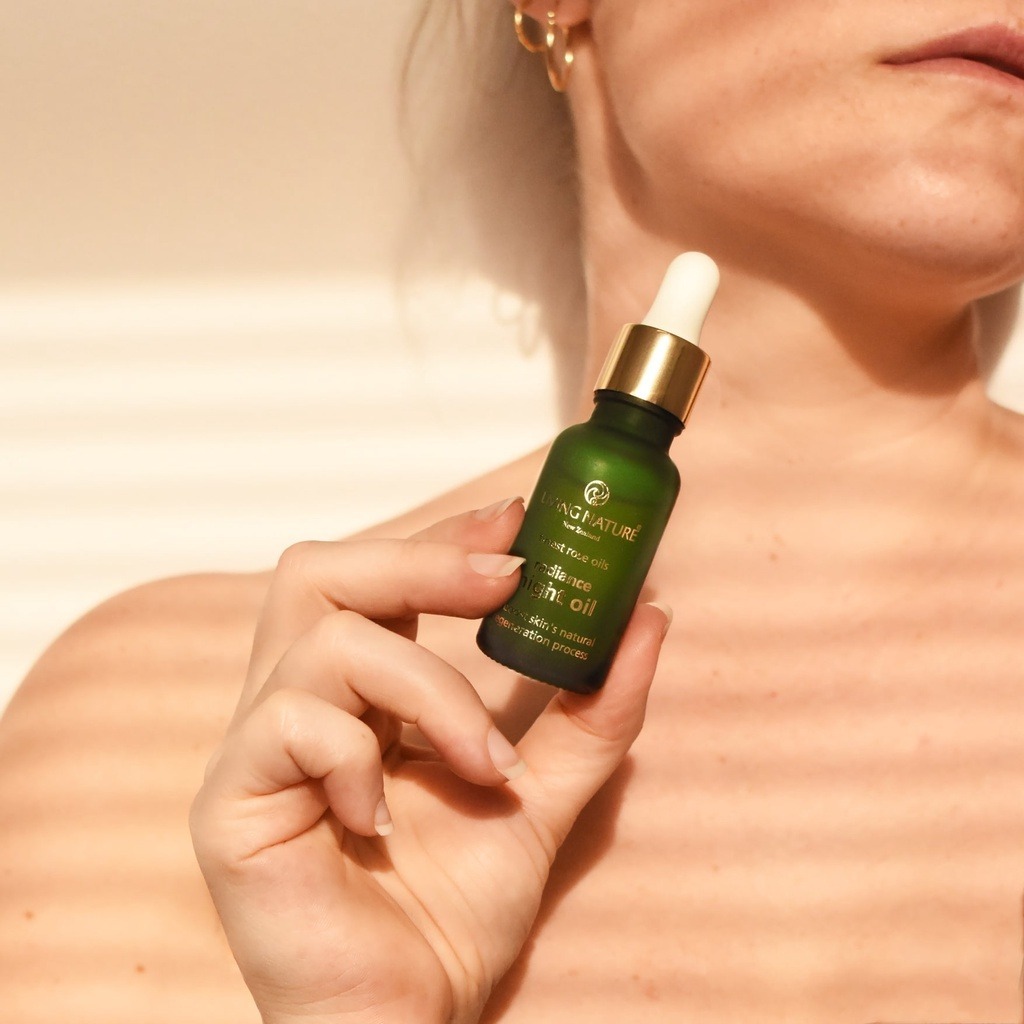 Dầu dưỡng sáng da, mờ thâm Living Nature Radiance Night Oil 18ml