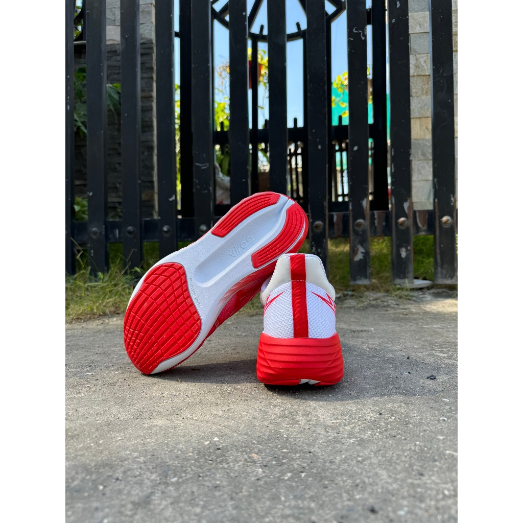 Giày thể thao chạy bộ nam nữ Goya Strides 2 năm 2024 màu trắng đỏ