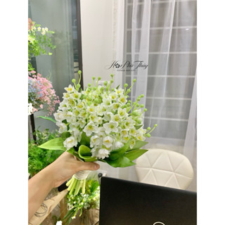 Bó hoa cưới cầm tay cô dâu linh lan