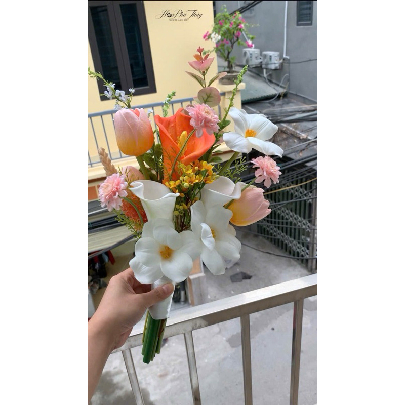 Bó hoa cầm tay cô dâu bằng lụa