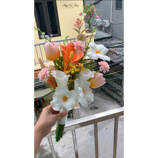 Bó hoa cầm tay cô dâu bằng lụa