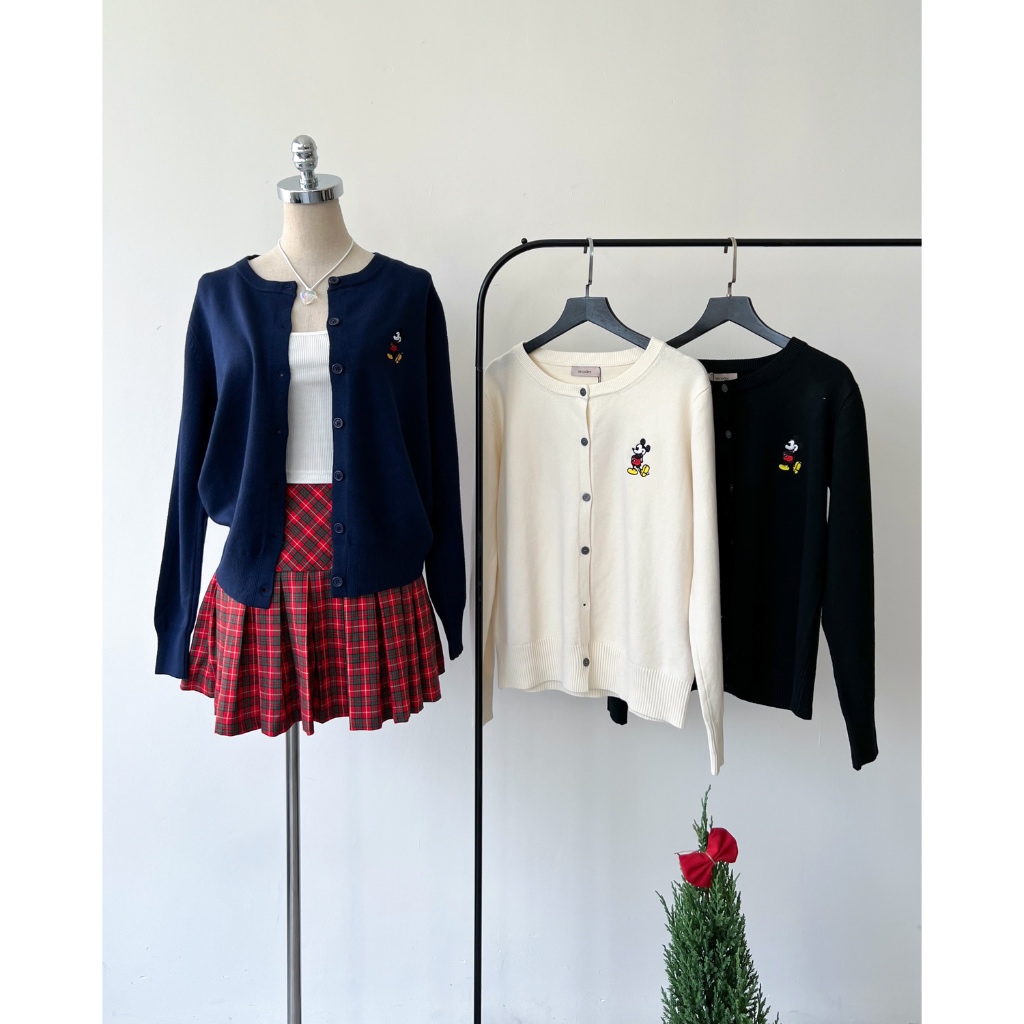 Áo len mỏng dệt kim dáng vừa tay dài cổ tròn phối in Chuột Mickey siêu xinh | ISOLY TOP | Secodee