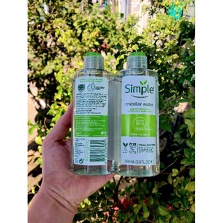 Nước tẩy trang Simple Kind to Skin Micellar Cleansing Water.