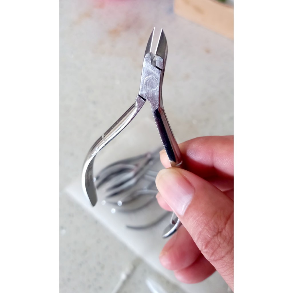 - Bán Nguyệt Mũi Nhọn Bén