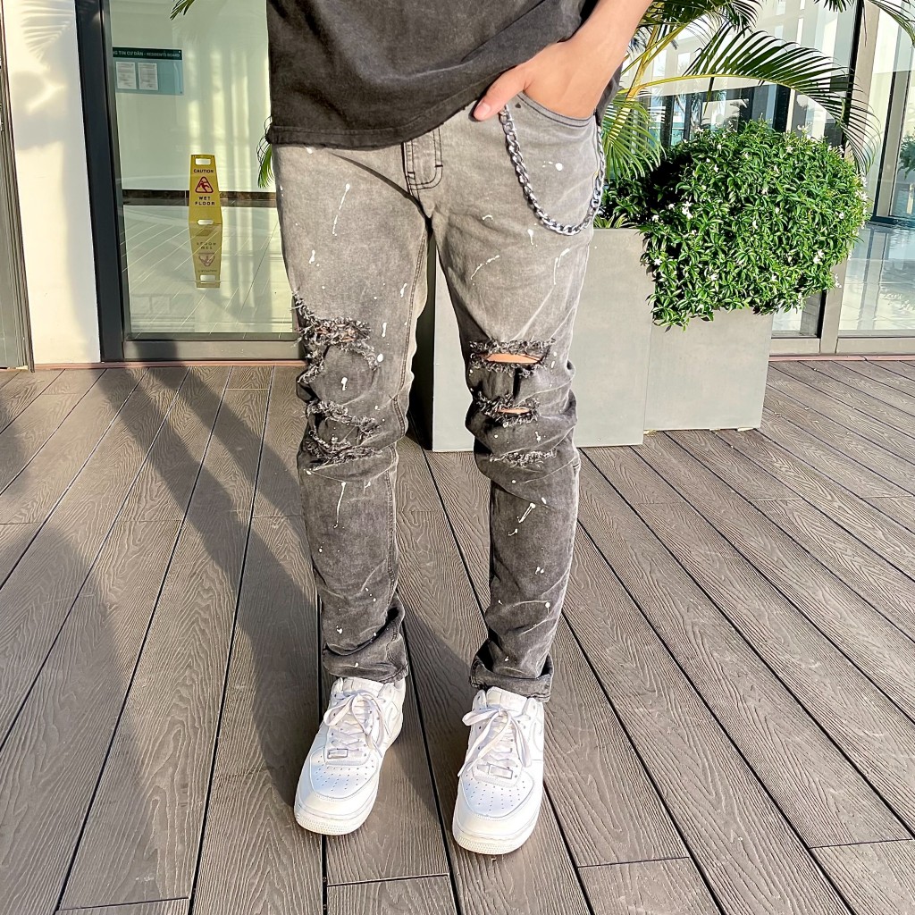Quần jean nam cao cấp streetwear màu đen wash vẫy sơn rách bui bậm form slimfit chất jean co giãn, thoải mái.