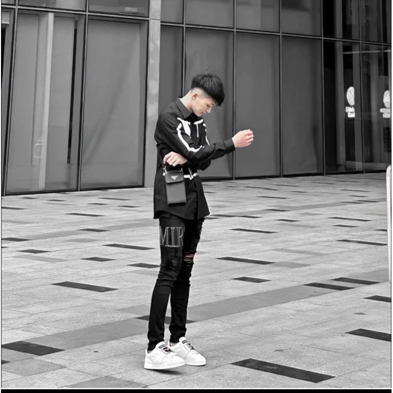 QUẦN JEAN NAM RÁCH VÁ LOT DA MÀU ĐEN , CHỮ THÊU VÁ DA AMI CHẤT JEAN BÒ DÀY DẶN FROM BODY