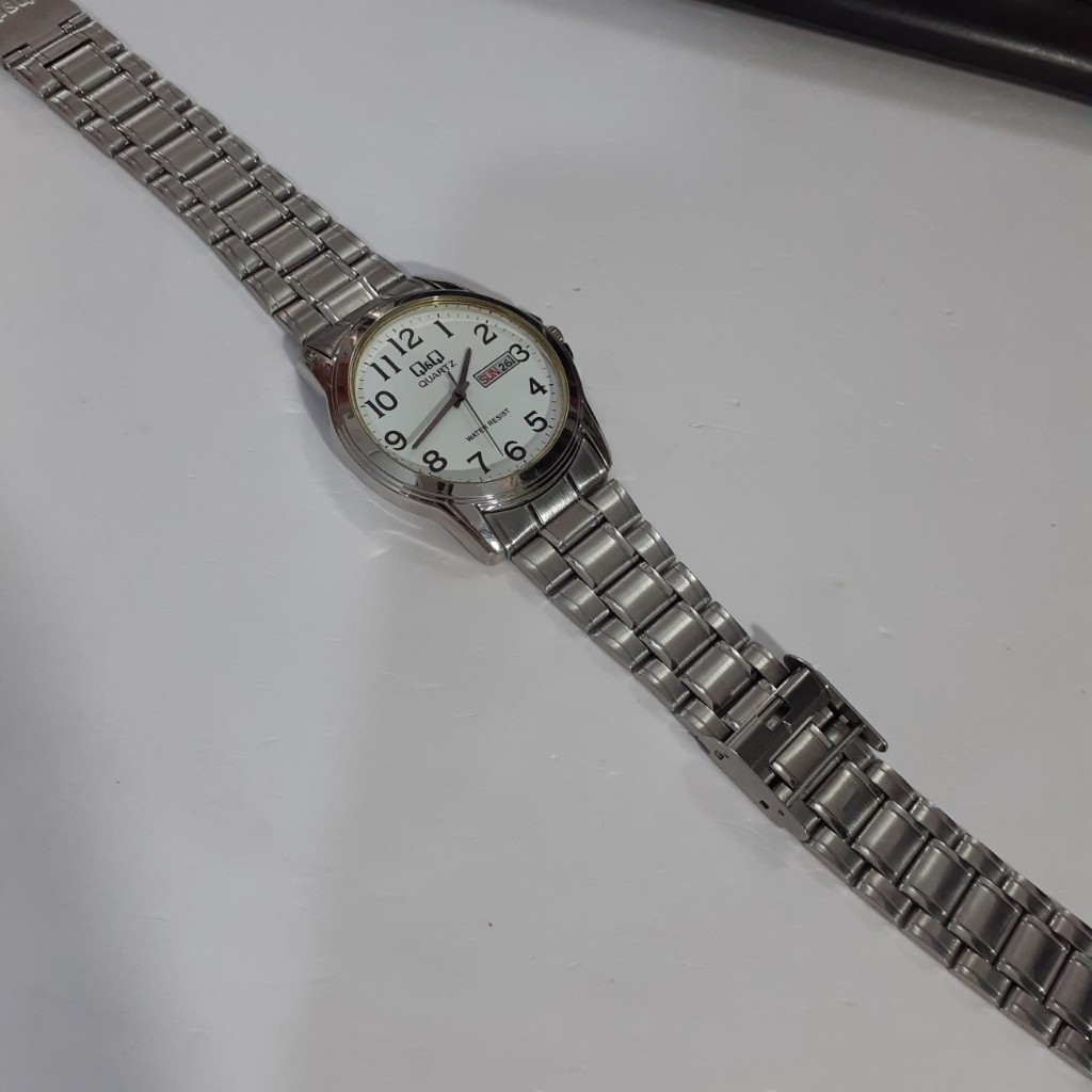 Đồng hồ nam size mặt to 40mm Q&Q dây thép có lịch second hand si Nhật