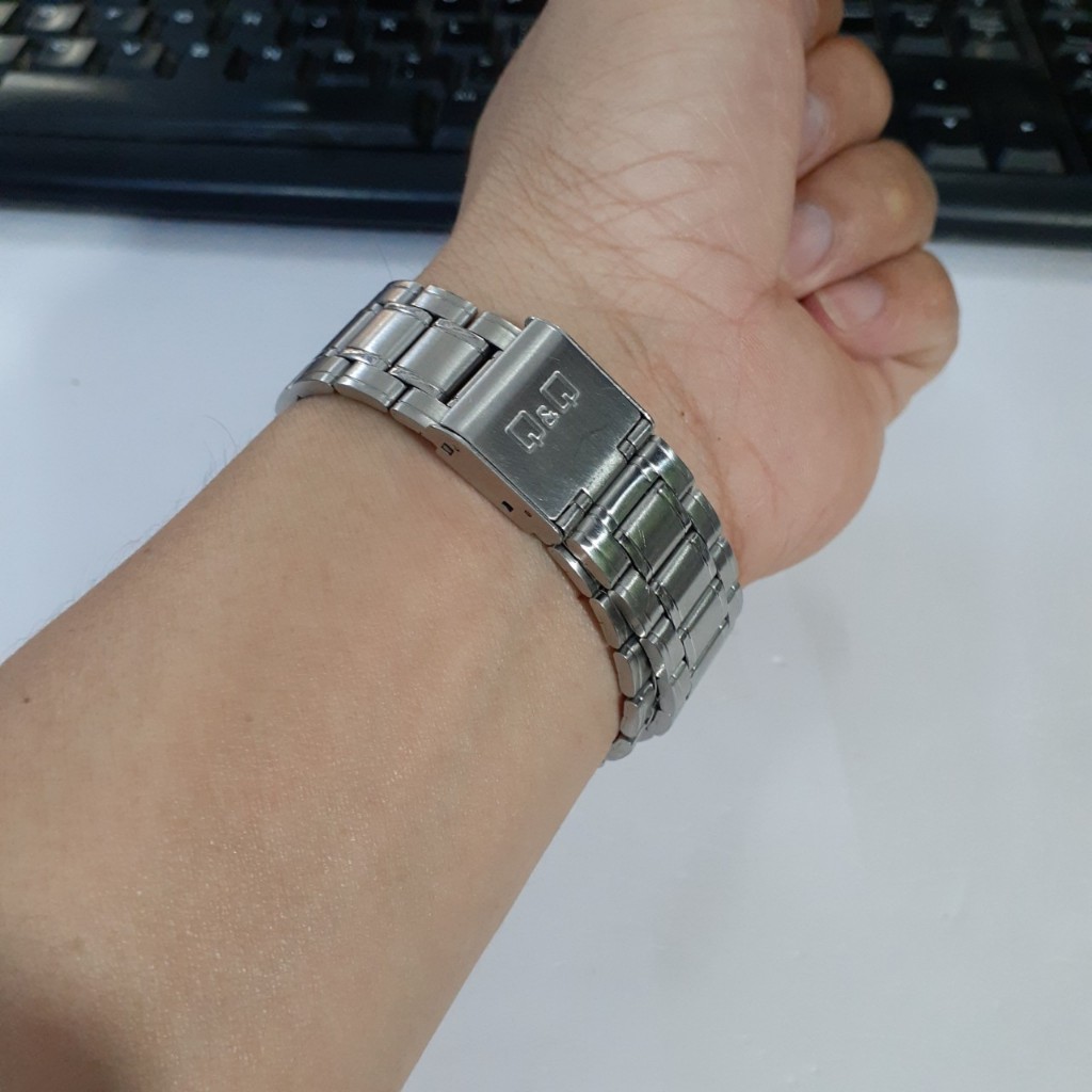 Đồng hồ nam size mặt to 40mm Q&Q dây thép có lịch second hand si Nhật