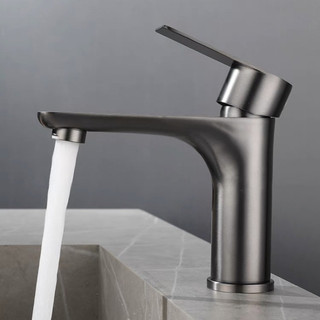 Vòi lavabo inox mạ titan cao cấp, sang trọng.