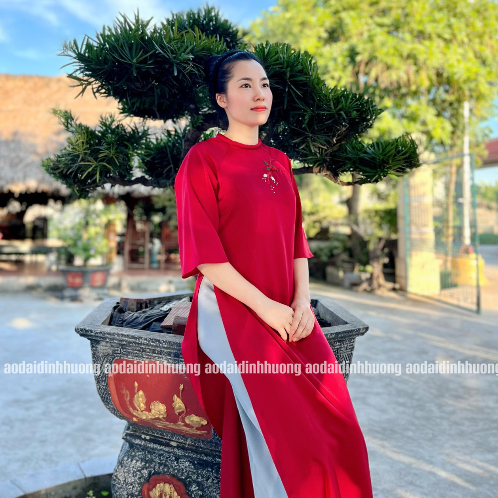Áo dài dáng suông Đinh Hương vải lụa gấm đỏ đô thêu tay mặc kèm quần tây thi xám khói, áo dài lửng 120 cm