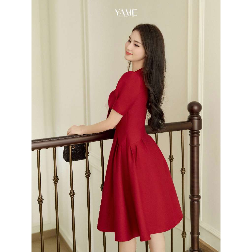 Váy dáng xòe YAME YV302 cổ xếp nơ lệch đỏ phối trắng dài 110cm