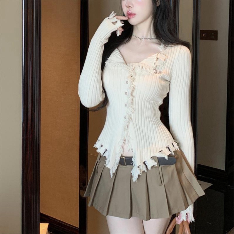 Áo len gân nữ dài tay vạt nhọn viền tua rua thêu chữ cúc ngọc dáng ôm body hàng QC