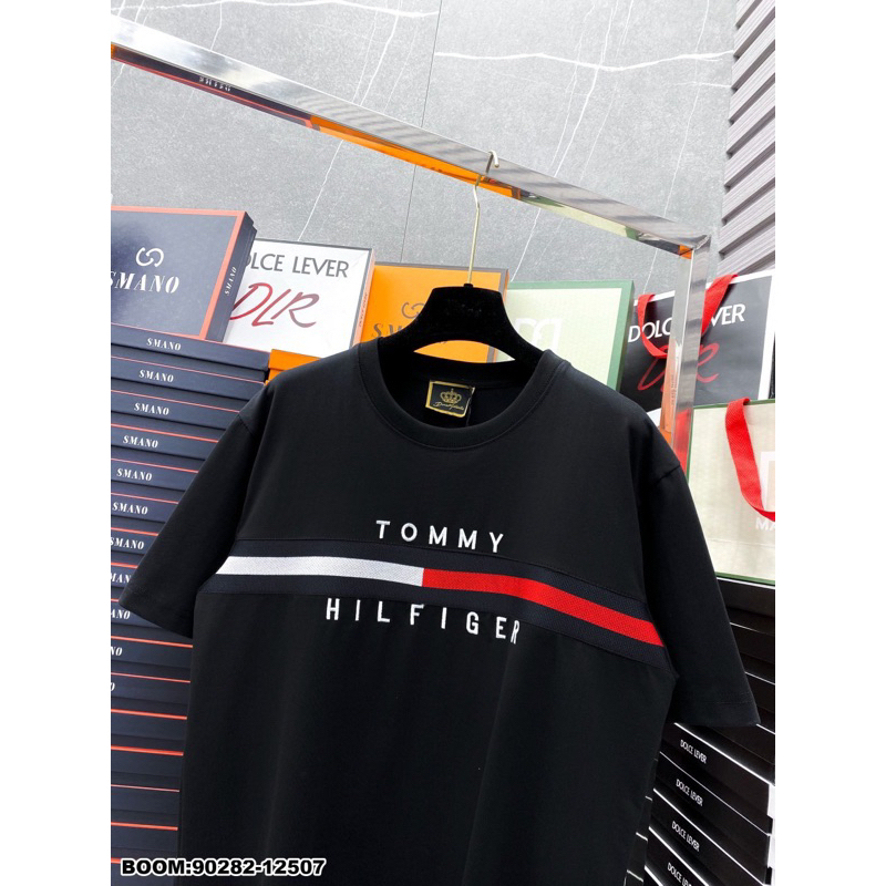 Áo phông nam nữ Tommy Hilfiger in vạch sọc đen trắng đỏ chữ kí quanh áo. Áo Thun Unisex Form Unisex Siêu Hot 2023