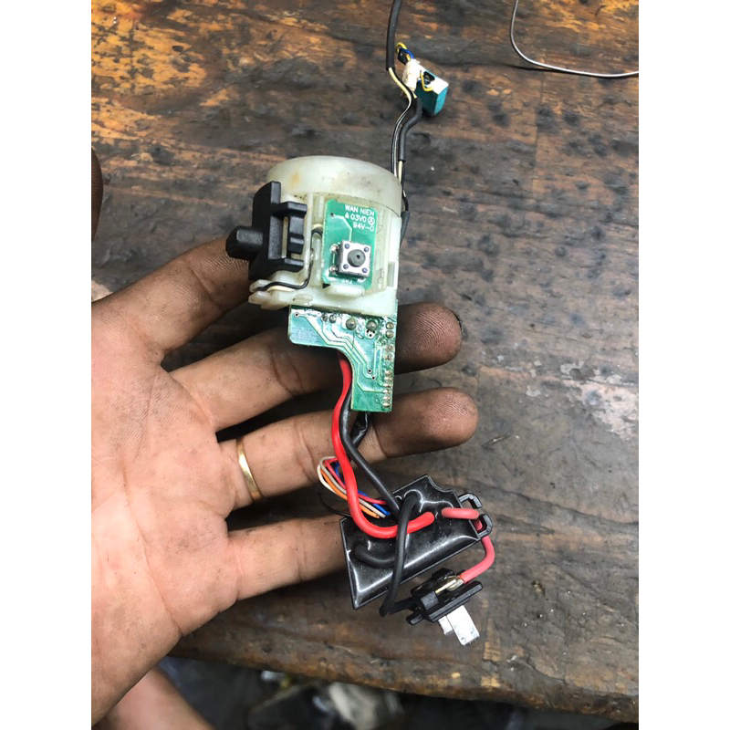 Cò vít gập Makita DF010