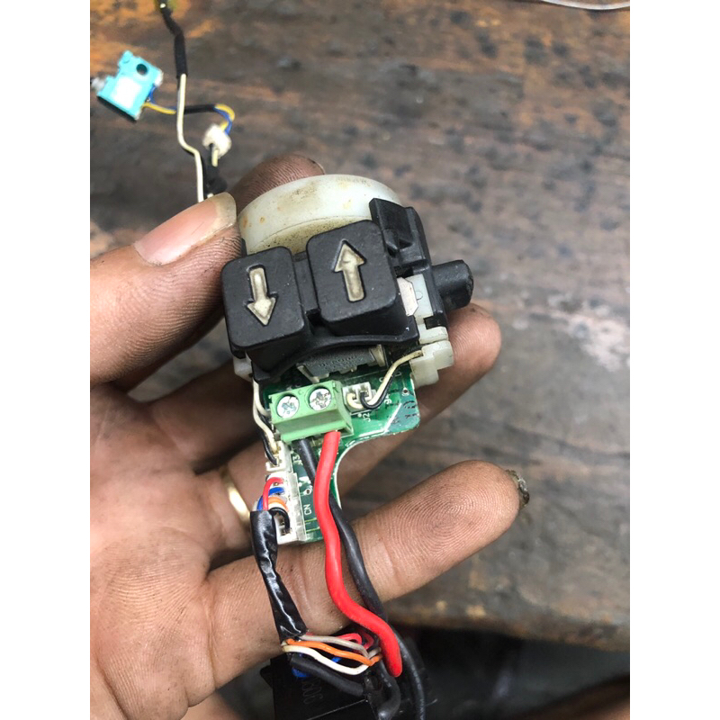 Cò vít gập Makita DF010