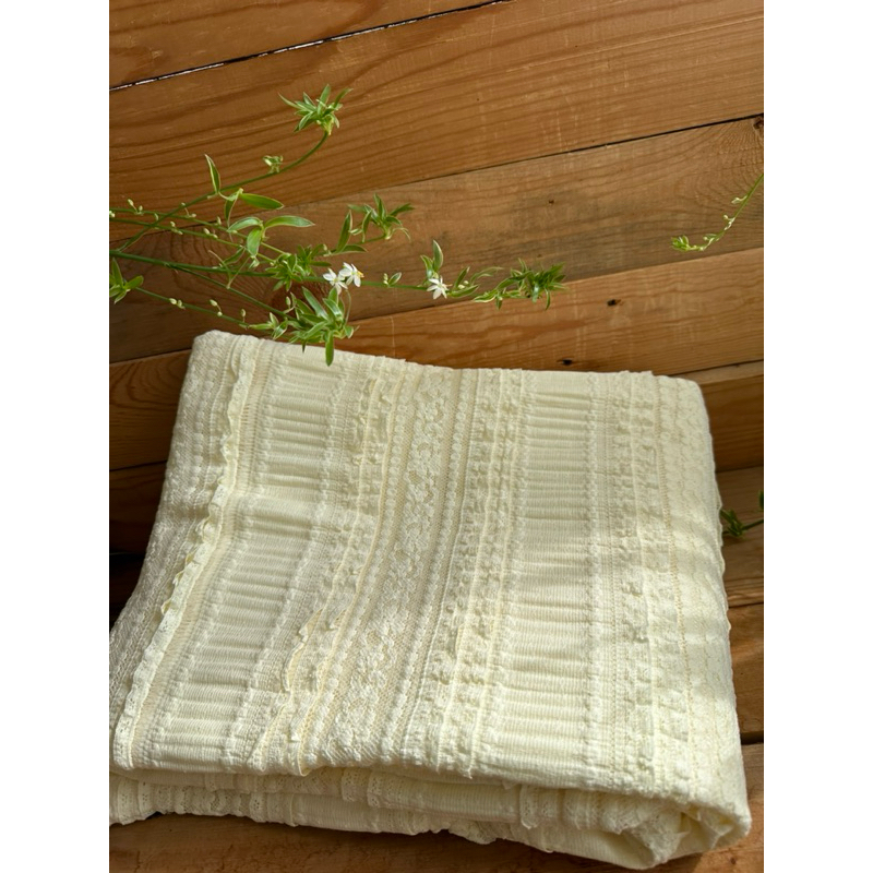 Ren tầng màu kem và trắng