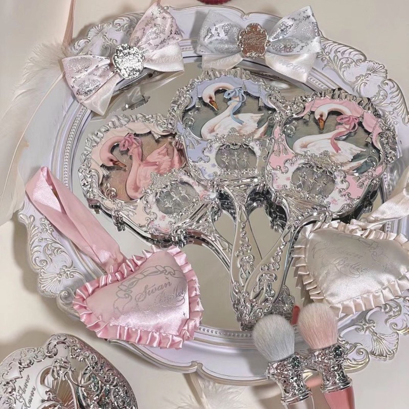 Gương trang điểm cầm tay Flower Knows hình Thiên Nga Swan Ballet