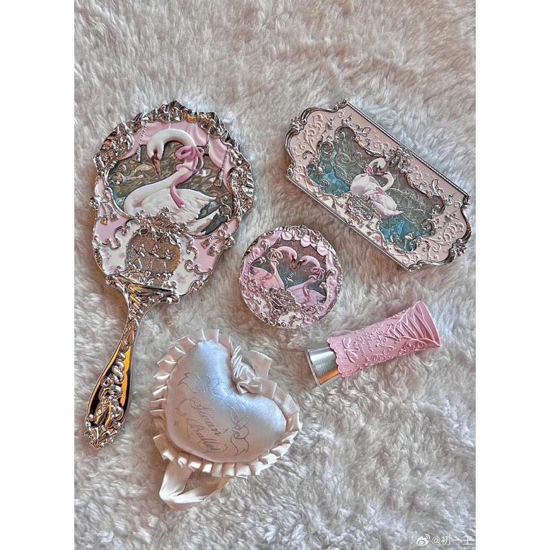 Gương trang điểm cầm tay Flower Knows hình Thiên Nga Swan Ballet