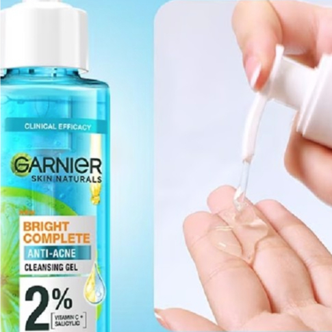 Sữa Rửa Mặt Garnier 3 Trong 1 Giảm Mụn & Sáng Da Bright Complete 3 In 1 Foam Anti Acne